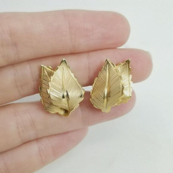 Vintage Giovanni Gold Tone Leaf Shape Clip On Earrings, Signed Estate - Picture 6 of 7
